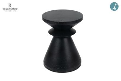 Un tabouret de forme géométrique en bois...