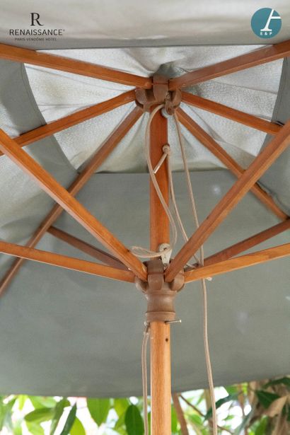 PROLOISIRS
A parasol, natural wood base,...
