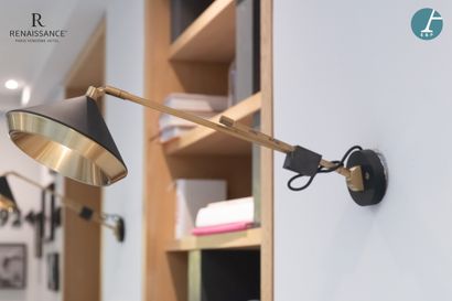 Une paire d'appliques articulées en métal...