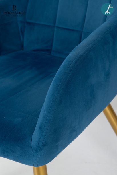 Suite de trois fauteuils, piètement en métal...