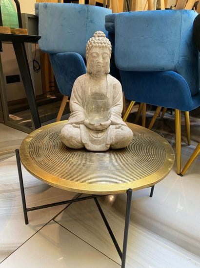 Lot comprenant :
Une table en plastique doré...