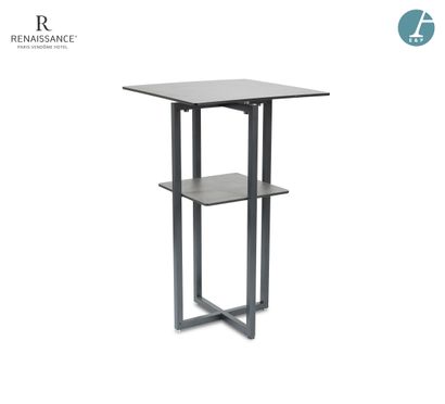 Une table à hauteur d'appui en métal laqué...