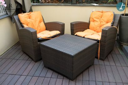 A lot of outdoor furniture including:
A pair...