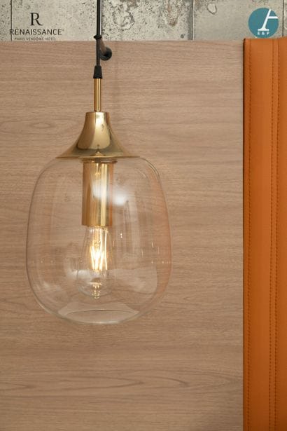 Paire de suspensions en verre et métal doré
H...