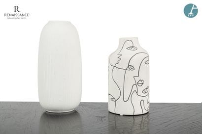 Lot de deux vases en céramique blanche, l'un...