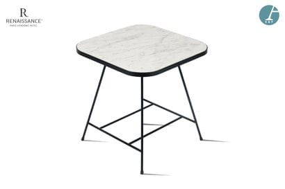 Une table basse, piètement métal laque noir,...