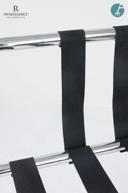 Un pliant porte-bagage en métal chromé, sangles...