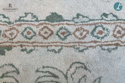 OAT
Tapis en laine à fond vert tilleul, à...