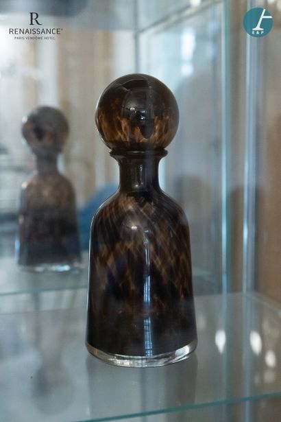 Un flacon en verre marron
H : 24cm - L :...