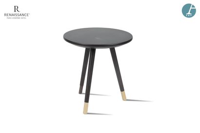 Une petite table circulaire, en mélaminé...