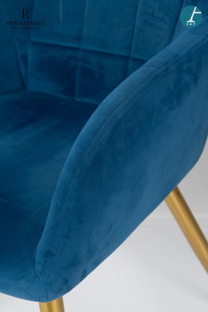 Suite de quatre fauteuils, piètement en métal...