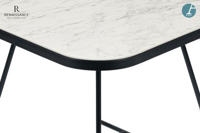Une table basse, piètement métal laque noir,...