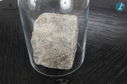 Un pavé parisien sous cloche de verre
H :...