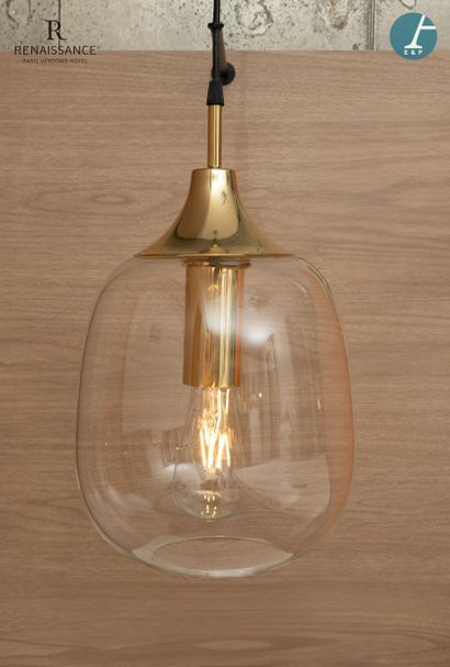 Paire de suspensions en verre et métal doré
H...