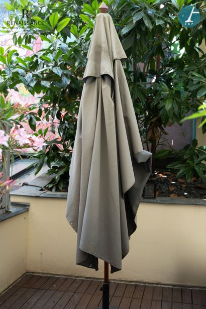 PROLOISIRS
A parasol, natural wood base,...