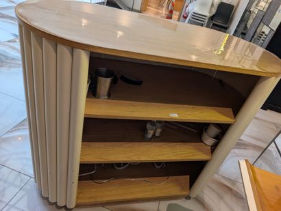 Desk d'accueil en bois naturel, façade à...