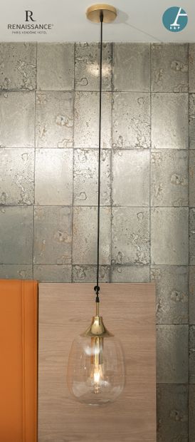 Paire de suspensions en verre et métal doré
H...