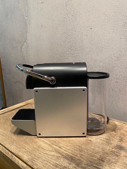 NESPRESSO
Set of 2 coffee machines
H: 23cm
Including...