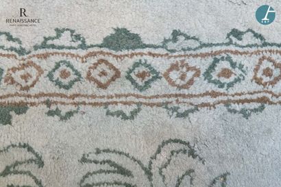 OAT
Tapis en laine à fond vert tilleul, à...