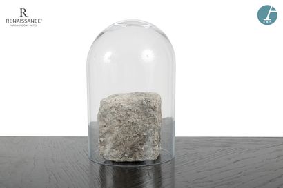 Un pavé parisien sous cloche de verre
H :...