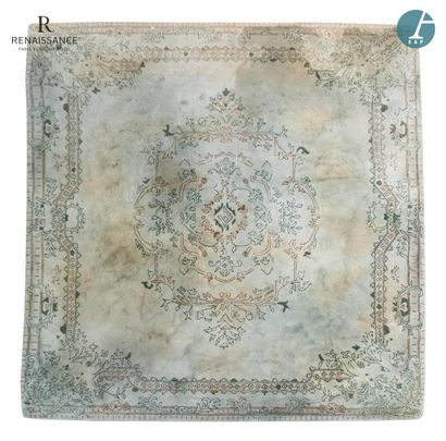 OAT
Tapis en laine à fond vert tilleul, à...