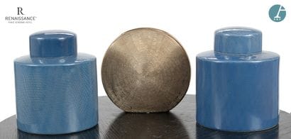 Lot de deux pots couvert en céramique bleu-gris...