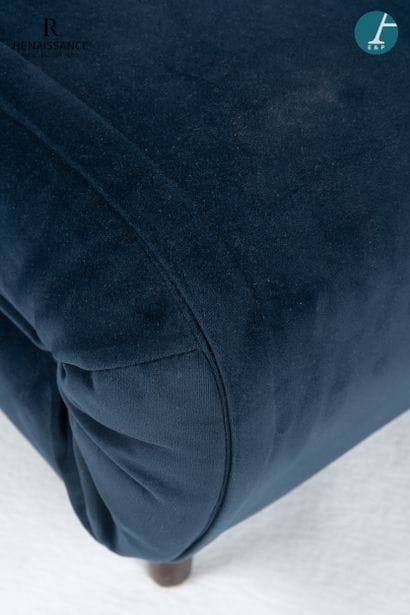 Un sofabed, piètement en bois naturel, garniture...