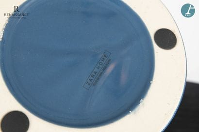 Lot de deux pots couvert en céramique bleu-gris...