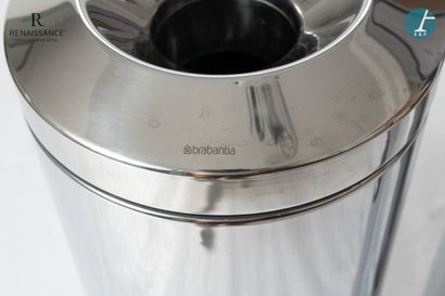 Lot de deux poubelles hautes en métal chromé...