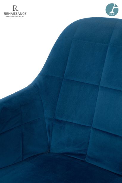 Suite de trois fauteuils, piètement en métal...