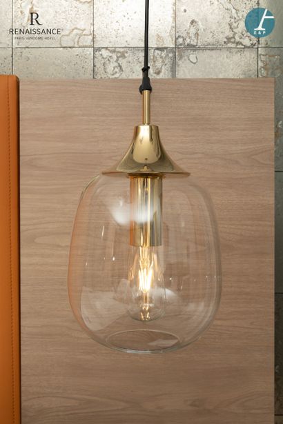Paire de suspensions en verre et métal doré
H...