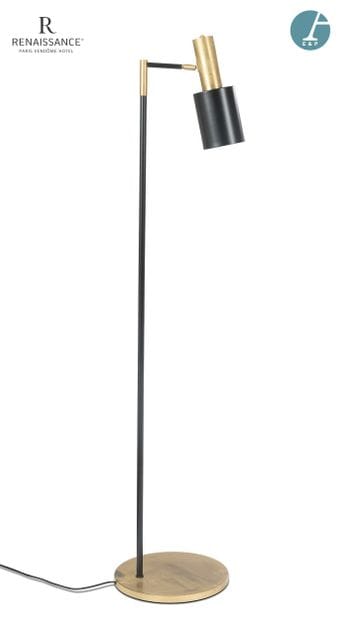 J.R. - Marque EGALY
Un lampadaire sur pied,...