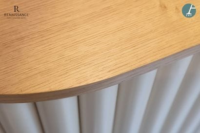 Desk d'accueil en bois naturel, façade à...