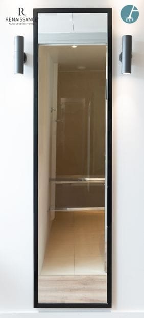 Un miroir de plein pied, en mélaminé laqué...