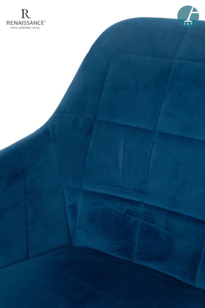 Suite de quatre fauteuils, piètement en métal...