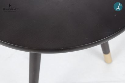 Une petite table circulaire, en mélaminé...