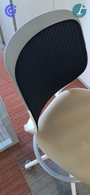 STEELCASE
Paire de fauteuils de bureau pivotants,...