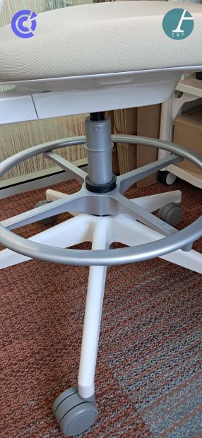 STEELCASE
Paire de fauteuils de bureau pivotants,...