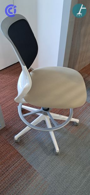 STEELCASE
Paire de fauteuils de bureau pivotants,...