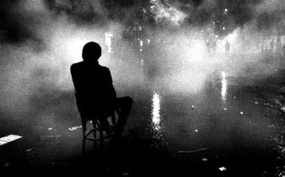 DITYVON
MAI 68, L'HOMME ASSI SUR SA CHAISE,...