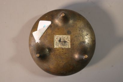 CHINA, 19th century
Tripod incense burner...