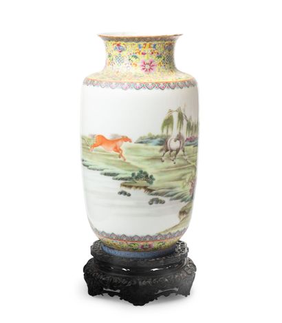 CHINA, Republic period - MINGUO (1912 - 1949)
Vase...