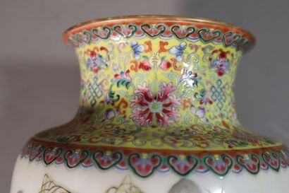 CHINA, Republic period - MINGUO (1912 - 1949)
Vase...