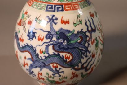 CHINE, XIXe siècle	
Deux vases pouvant former...