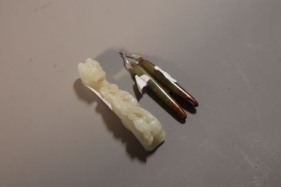 CHINA, 19th century
Nephrite jade fibula,...