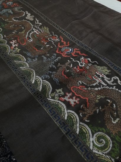 CHINE, XXe siècle
	
Panneau en kesi polychrome...