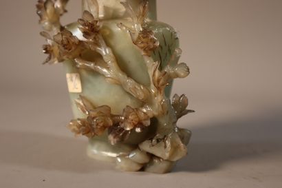 CHINA, 19th century
Covered vase in celadon...