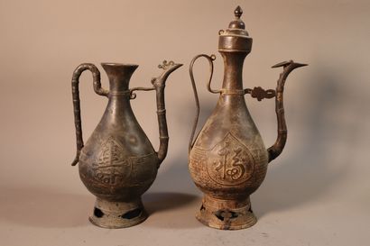 CHINE, XIXe siècle	
Deux verseuses en fonte...