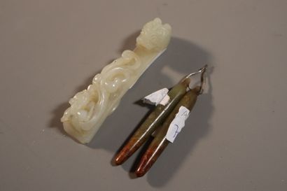 CHINA, 19th century
Nephrite jade fibula,...
