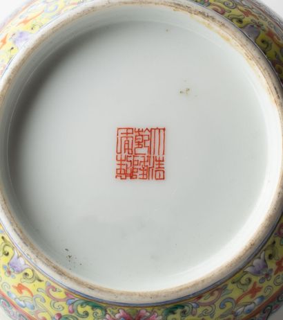 CHINA, Republic period - MINGUO (1912 - 1949)
Vase...